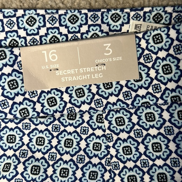 Chico's Secret Stretch Straight Leg Crop Charming Geo pattern Size 3 or Size 16 - Picture 4 of 6